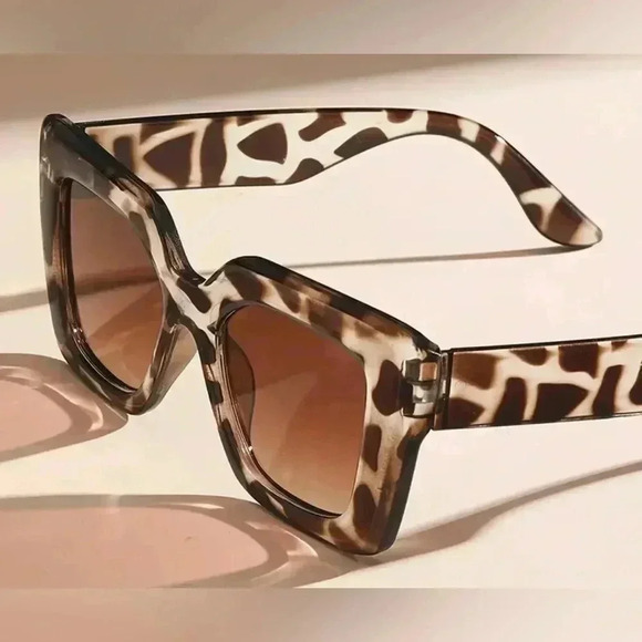 Eye-Catching, Chic Oversized Leopard Print Fashion Glasses for Women - Picture 2 of 4